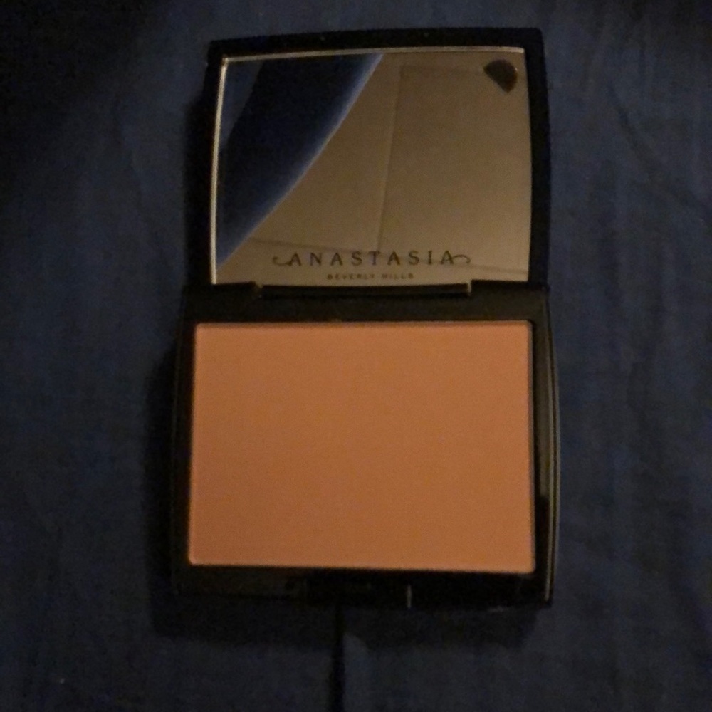 Anastasia Beverly Hills rosewood powder bronzer